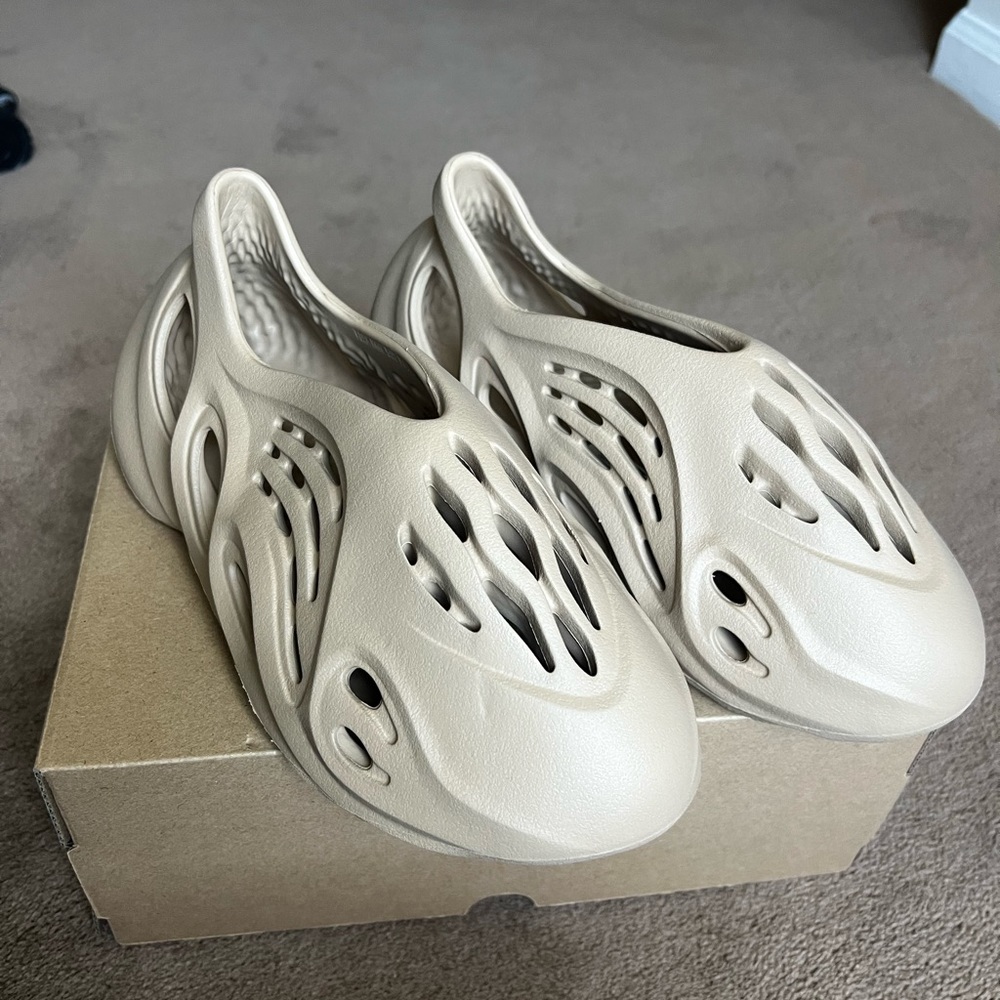 Yeezy Foam Runner Ochre ( size 5 )